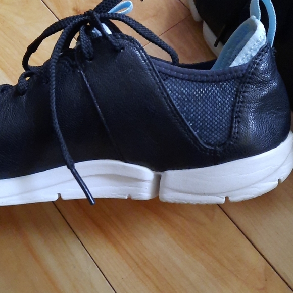 Clarks Active Trigenic Sneaker/Shoe - Picture 2 of 4